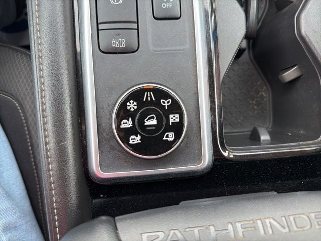 2022 Nissan Pathfinder SV