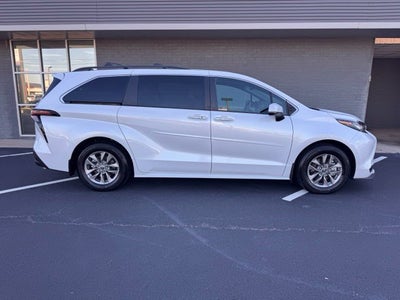2023 Toyota Sienna XLE 8 Passenger